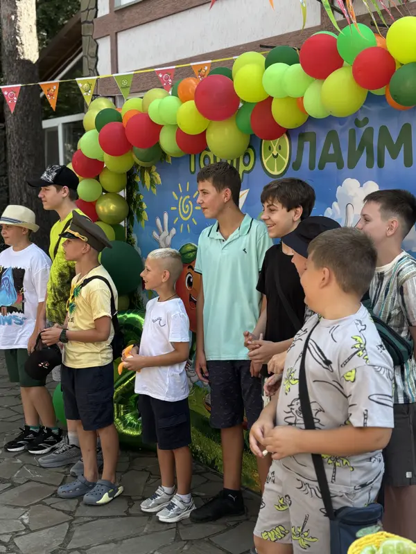 Діти під аркою з повітряних кульок